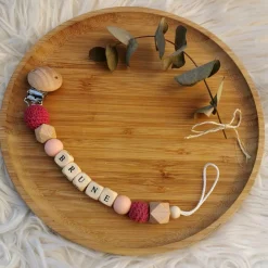 Attache sucette en bois framboise et rose pâle (personnalisable)