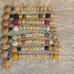 Attache sucette en bois framboise et rose pâle (personnalisable)