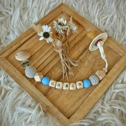 Attache sucette en bois gris et bleuet (personnalisable)