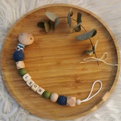 Attache sucette en bois kaki et bleu nuit (personnalisable)