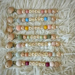 Attache sucette en bois olive et kaki (personnalisable)