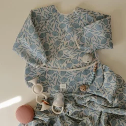 Bavoir à manches longues Blue Flowers (6-24 mois)