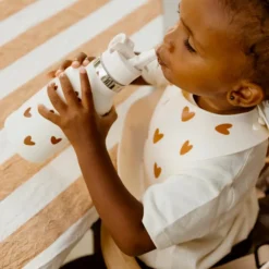 Bavoir en silicone Coeurs Crème