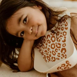 Bavoir en silicone Léopard Crème