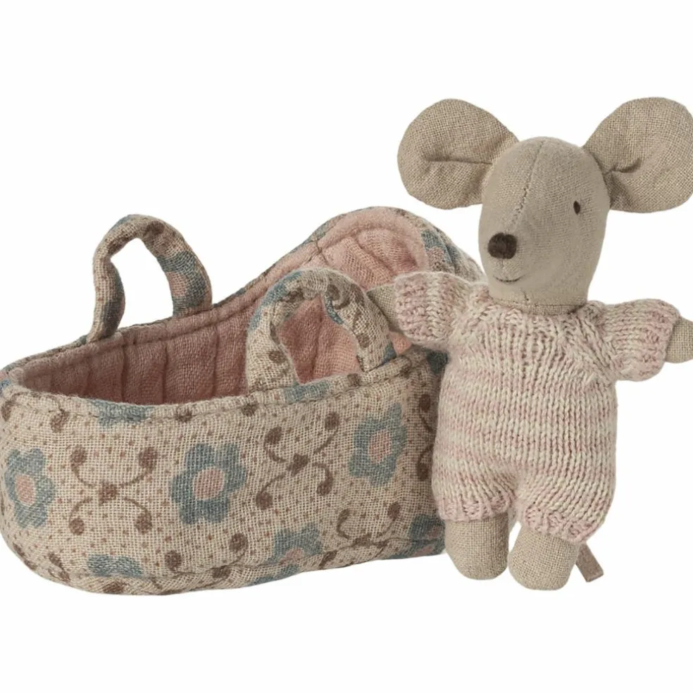 Bébé souris dans la nacelle Rose
