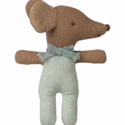 Bébé souris mi-endormie mi-éveillée dans une boîte d'allumettes Bleu