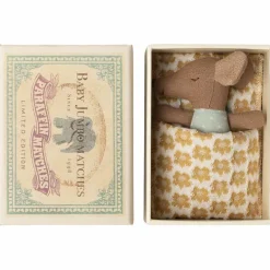 Bébé souris mi-endormie mi-éveillée dans une boîte d'allumettes Bleu