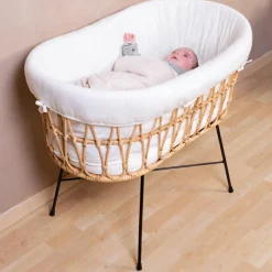 Berceau en rotin avec pieds en métal