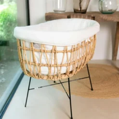 Berceau en rotin avec pieds en métal