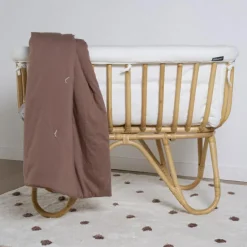 Berceau rectangulaire en rotin et habillage en jersey écru