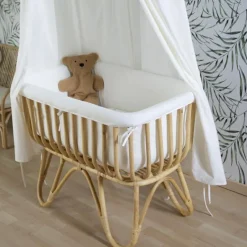 Berceau rectangulaire en rotin et habillage en jersey écru