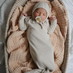 Bonnet de naissance à nouer Beige