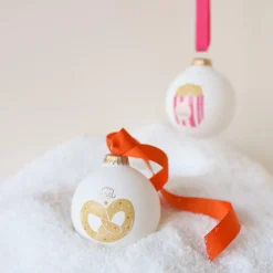 Boule de Noël Bretzel Noël Gourmand (personnalisable)