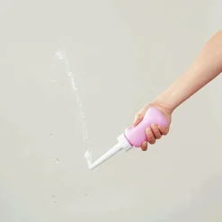 Bouteille de lavage périnéale renversée