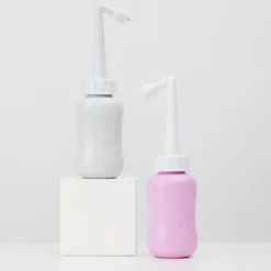 Bouteille de lavage périnéale renversée