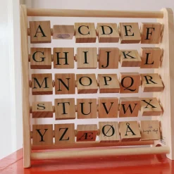 Cadre de cubes en bois abécédaire