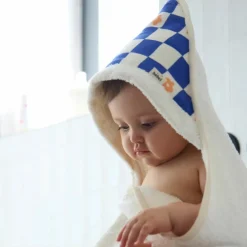 Cape de bain Comme un bonbon Romy damier bleu