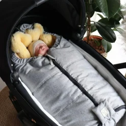 Chancelière pour siège-auto bébé en peau d'agneau NAADJA gris clair