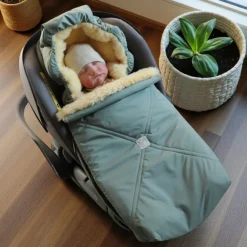 Chancelière pour siège-auto bébé en peau d'agneau EMMY vert sauge