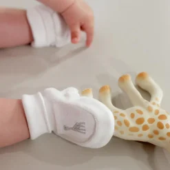Chaussons en coton blancs Sophie la girafe (1-3 mois)