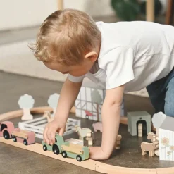 Circuit de train en bois ferme