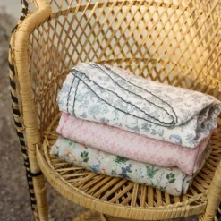 Couverture en mousseline de bambou Embroidery Anglaise Pink