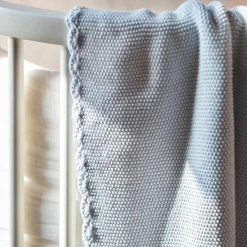 Couverture tricot bébé bleu (75 x 100 cm)