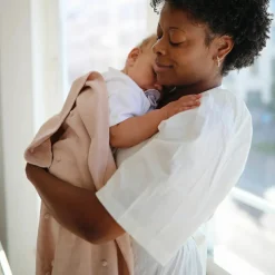 Couverture tricotée en coton bio Textured Dots Blush (80 x 100 cm)