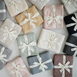 Couverture tricotée en coton bio Textured Dots Blush (80 x 100 cm)