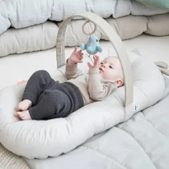 Cozy Lounger avec arche d'activité Raffi Sable