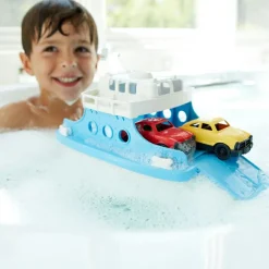 Ferry bleu et 2 petites voitures