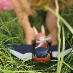 Hirondelle et son ami lapin en bois