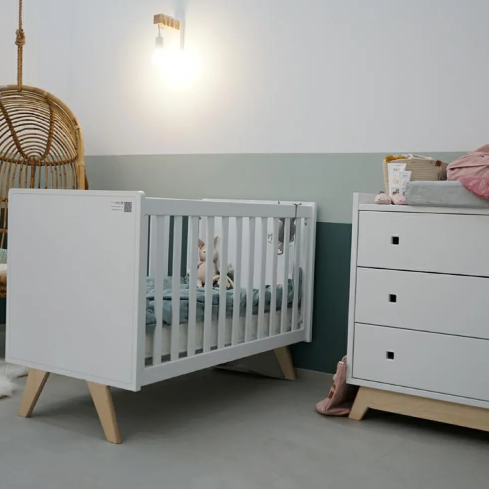 Lit bébé Madavin avec pieds en bouleau coloris au choix (60 x 120 cm)