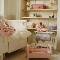 Lit pour poupée en bois rose