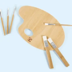 Palette de peinture et ses pinceaux