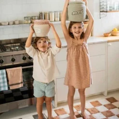 Panier pot de confiture de fraise