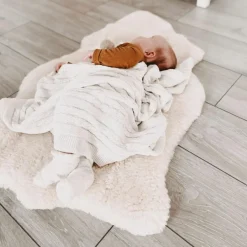 Peau d'agneau Mimosa écrue (80-90 cm)