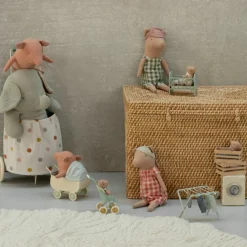 Peluche Bébé cochon garçon et sa caisse