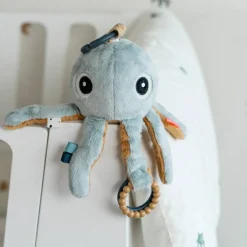 Peluche d'activités vibrante à suspendre Jelly Bleu