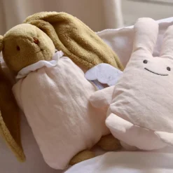 Peluche hochet lapin nid d'ange en coton bio rose poudré (20 cm)