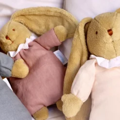 Peluche hochet lapin nid d'ange en coton bio rose poudré (20 cm)