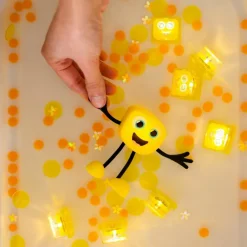 Personnage Alex jaune et 2 cubes lumineux