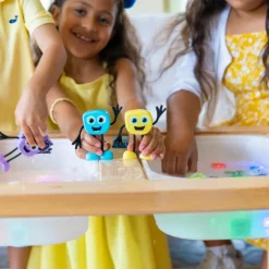 Personnage Alex jaune et 2 cubes lumineux