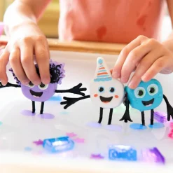 Personnage Lila violet et 2 cubes lumineux