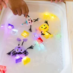 Personnage Party Pal blanc et 2 cubes lumineux