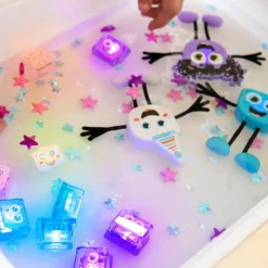 Personnage Party Pal blanc et 2 cubes lumineux