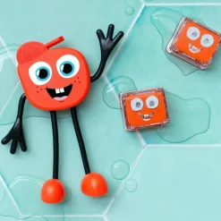 Personnage Sammy rouge et 2 cubes lumineux
