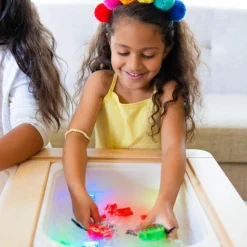 Personnage Sammy rouge et 2 cubes lumineux