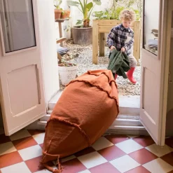 Pouf géant Cathy la carotte x Oli & Carol (100 x 55 cm)