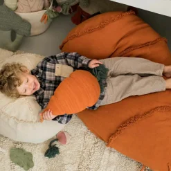 Pouf géant Cathy la carotte x Oli & Carol (100 x 55 cm)